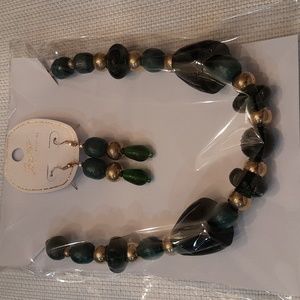 Emerald green and gold necklace and earrings set